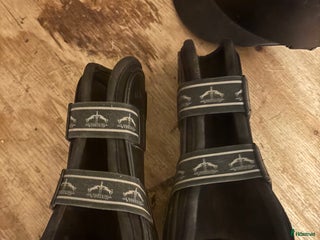 Benskydd hästutrustning till salu: Svara veredus skydd i Saltsjö-Boo - Annons 11