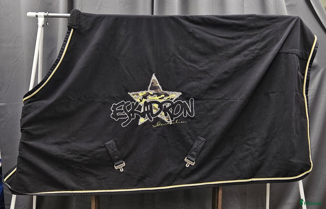 Täcken hästutrustning till salu: Coolertäcke, 145 cm, Eskadron i Gällivare - Annons 1