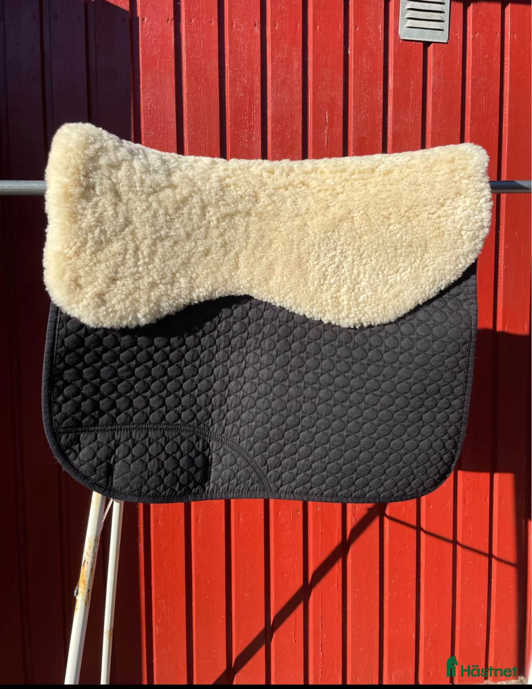 Schabrak & Vojlockar hästutrustning till salu: Schabrak med äkta fårskinn chris i Göteborg - Annons 2