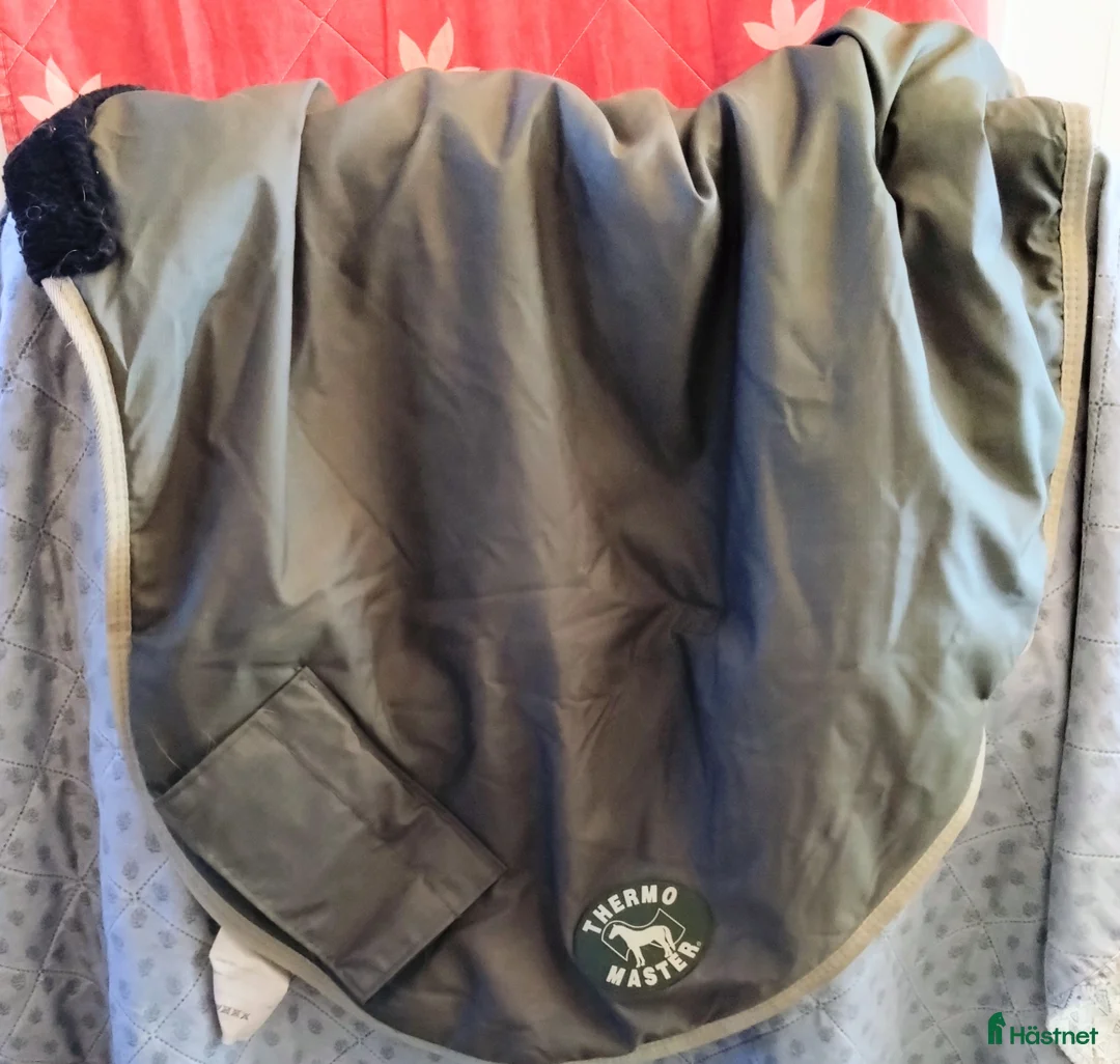 Täcken hästutrustning till salu: Halstäcke varmfodrat.  - Annons 1