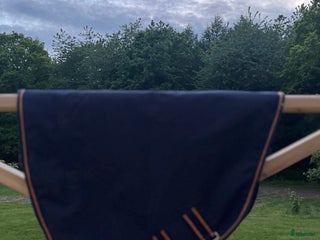 Täcken hästutrustning till salu: Blått halstäcke stl 125 i Skurup - Annons 2