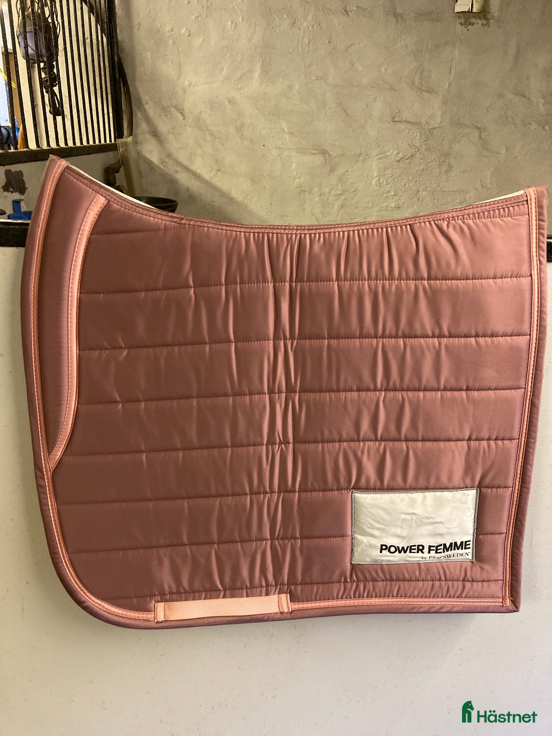 Schabrak & Vojlockar hästutrustning till salu: Rosa dressyr schabrak!💓 i Alnö - Annons 1