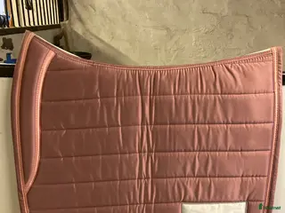 Schabrak & Vojlockar hästutrustning till salu: Rosa dressyr schabrak!💓 i Alnö - Annons 2