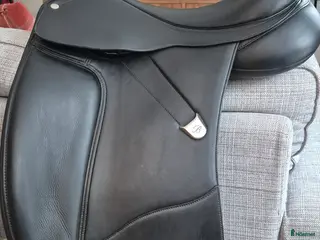 Sadlar hästutrustning Säljer Bates Dressyrsadel Luxe 17' i Nacka - Annons 4