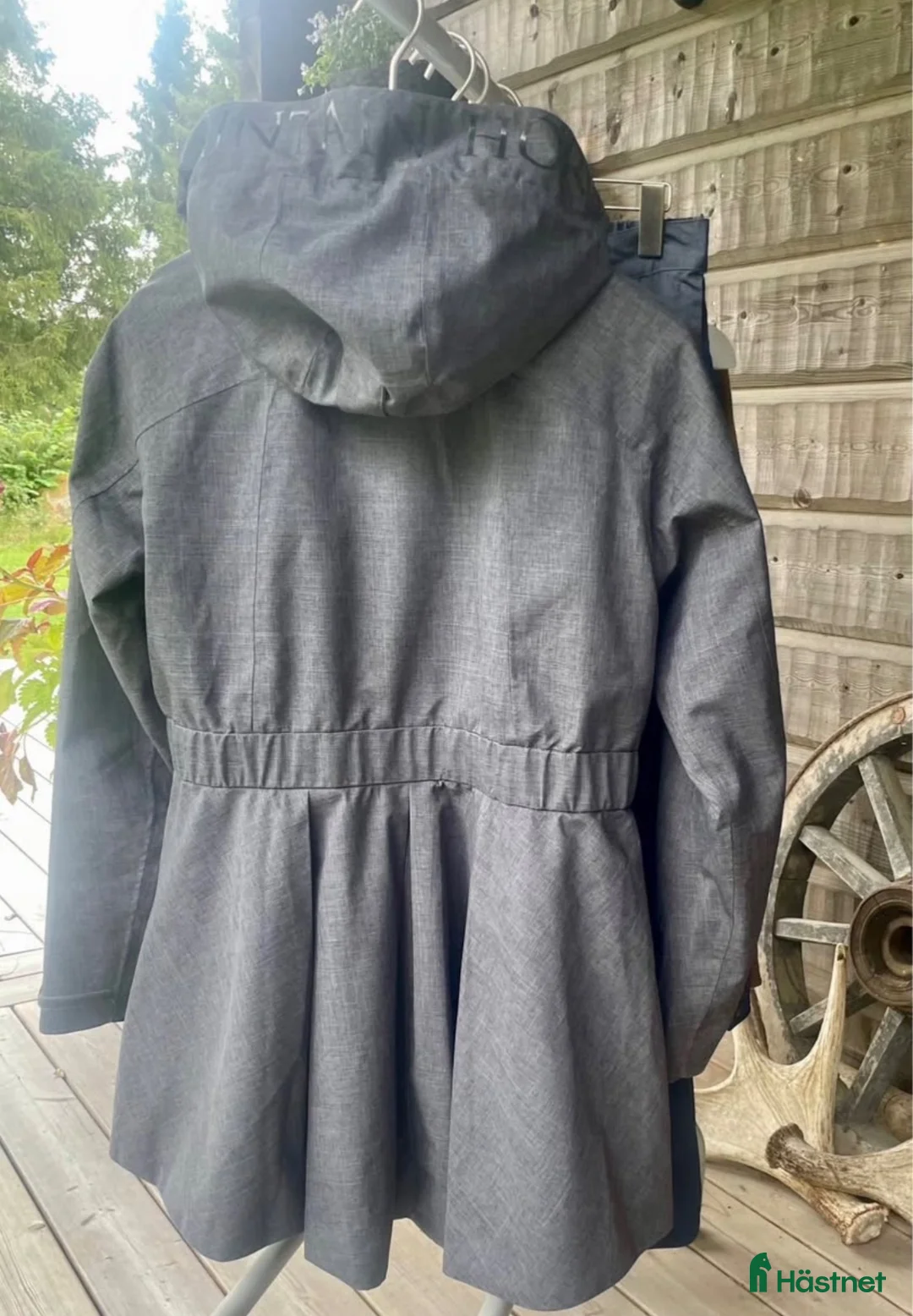 Jackor & Kavajer ryttarutrustning till salu: Mauntain Horse Daisy parka stl.M - Annons 3