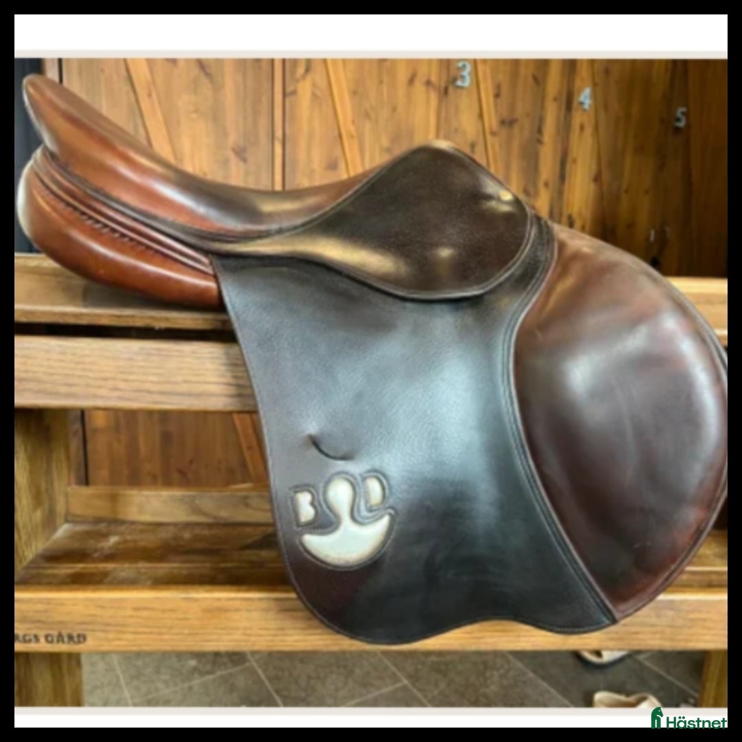 Sadlar hästutrustning till salu: Fin Bruno delgrange hoppsadel i Eksjö - Annons 1