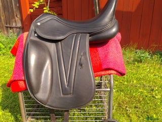 Sadlar hästutrustning till salu: Dressyrsadel svart Colbert Brother 17.5 MW och W i Bergshamra - Annons 3
