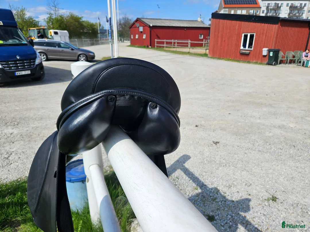 Sadlar hästutrustning till salu: Jensen Bendor allround mot dressyr i Lund - Annons 4