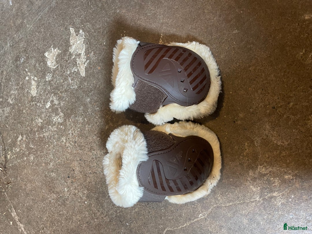 Benskydd hästutrustning till salu: Fluffiga benskydd  i Vetlanda - Annons 1