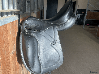 Sadlar hästutrustning till salu: Väl omhändertagen dressyrsadel i Lund - Annons 3