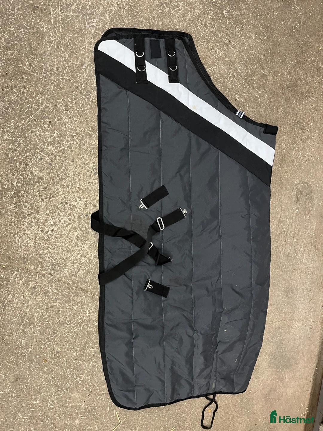 Täcken hästutrustning till salu: Stalltäcke 150 gram strl 135 i Karlstad - Annons 1