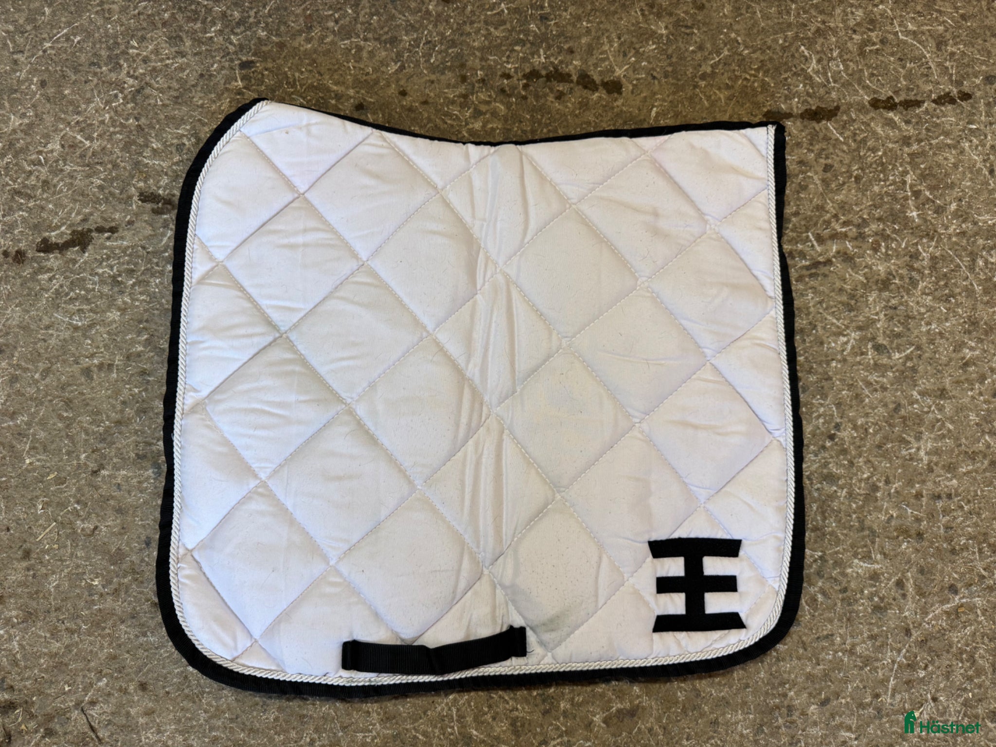 Schabrak & Vojlockar hästutrustning Vitt dressyrschabrak  - Annons 8