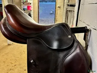 Sadlar hästutrustning Välvårdad CWD sadel 17 tum - Annons 1