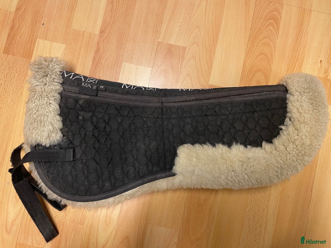 Sadeltillbehör hästutrustning till salu: Fårskinnspadd strl M i Lysekil - Annons 1