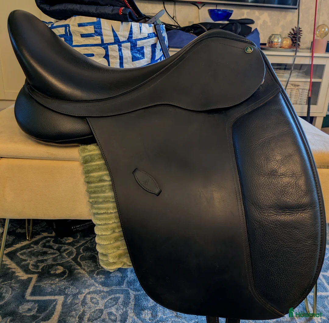 Sadlar hästutrustning till salu: Arena dressyr 17", mycket välskött i Visby - Annons 3