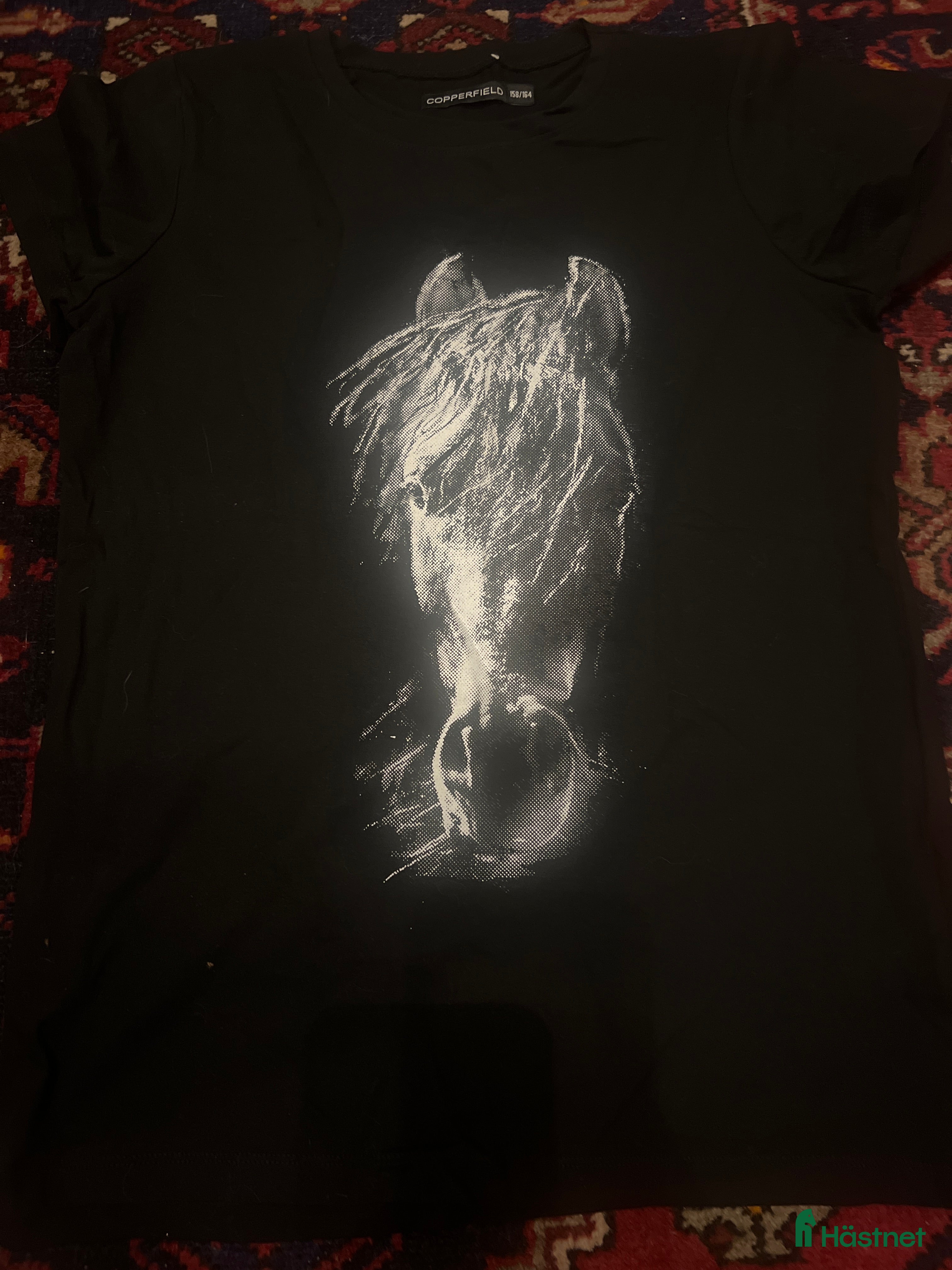 Jackor & Kavajer ryttarutrustning till salu: CRW tröja med hästtryck i Simlångsdalen - Annons 1