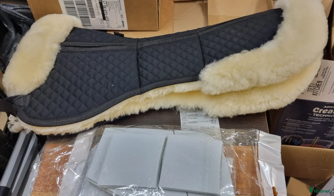 Sadeltillbehör hästutrustning till salu: Fårskinnspadd med inlägg, sadelpadd, säljes - Annons 1