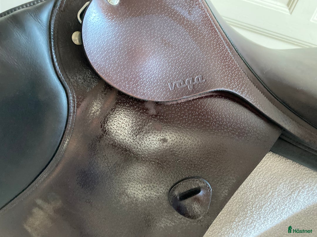 Sadlar hästutrustning till salu: Amerigo Vega hoppsadel i Nävlinge - Annons 2