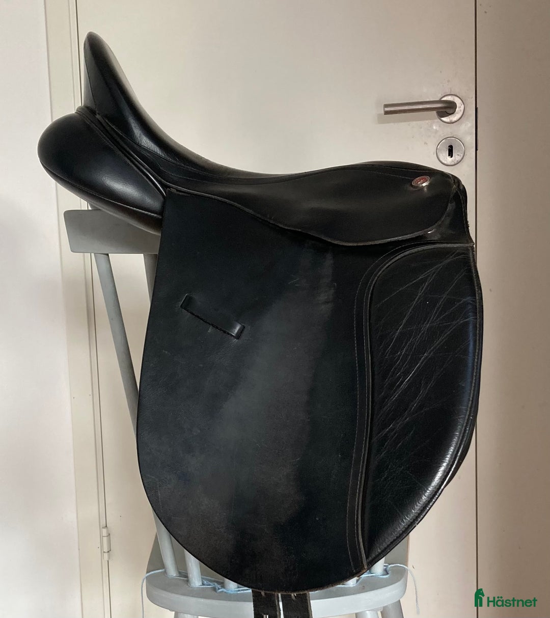 Sadlar hästutrustning till salu: Äldre Claridge House dressyrsadel i Vallentuna - Annons 1