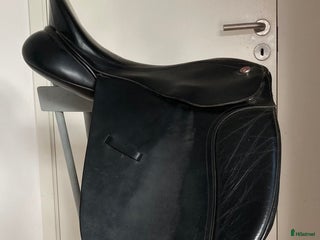 Sadlar hästutrustning till salu: Äldre Claridge House dressyrsadel i Vallentuna - Annons 16