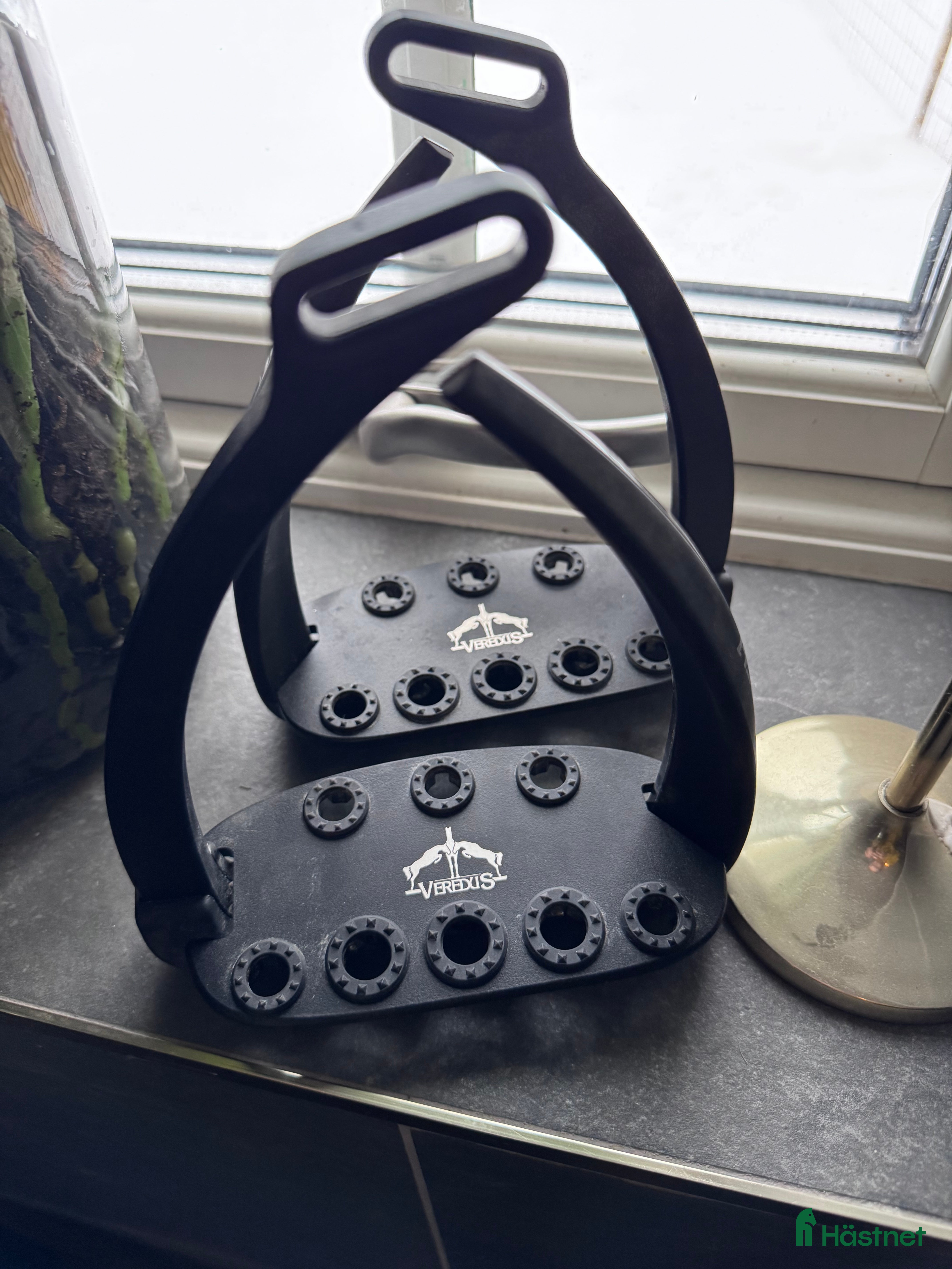 Stigbyglar hästutrustning Veredus Steel one säkerhetsstigbyglar. i Västra Ämtervik - Annons 1