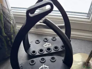 Stigbyglar hästutrustning Veredus Steel one säkerhetsstigbyglar. i Västra Ämtervik - Annons 8