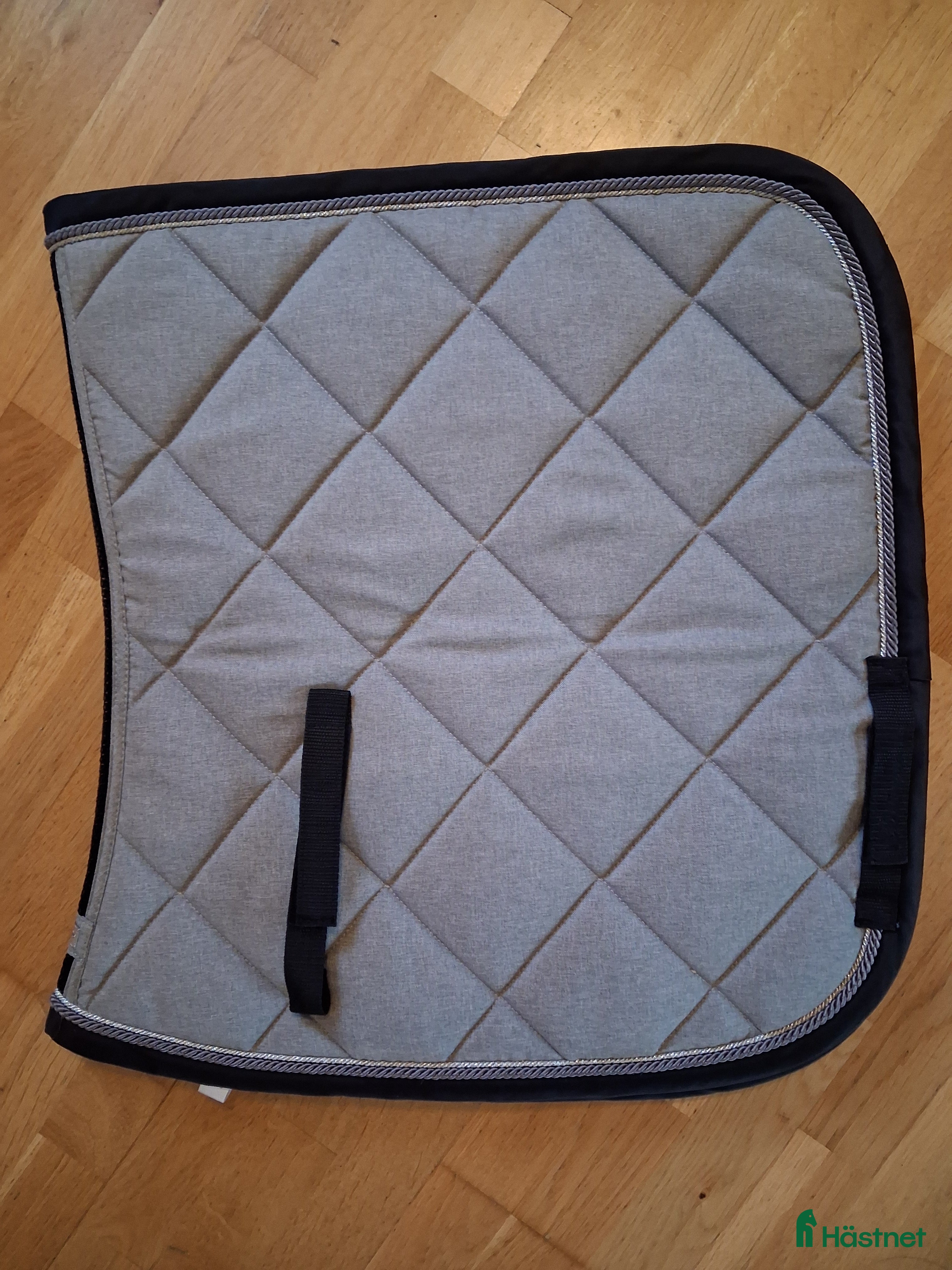 Schabrak & Vojlockar hästutrustning till salu: Ljusgrått Rider by horse shabrak i Genarp - Annons 1