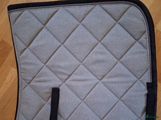 Schabrak & Vojlockar hästutrustning till salu: Ljusgrått Rider by horse shabrak i Genarp - Annons 1