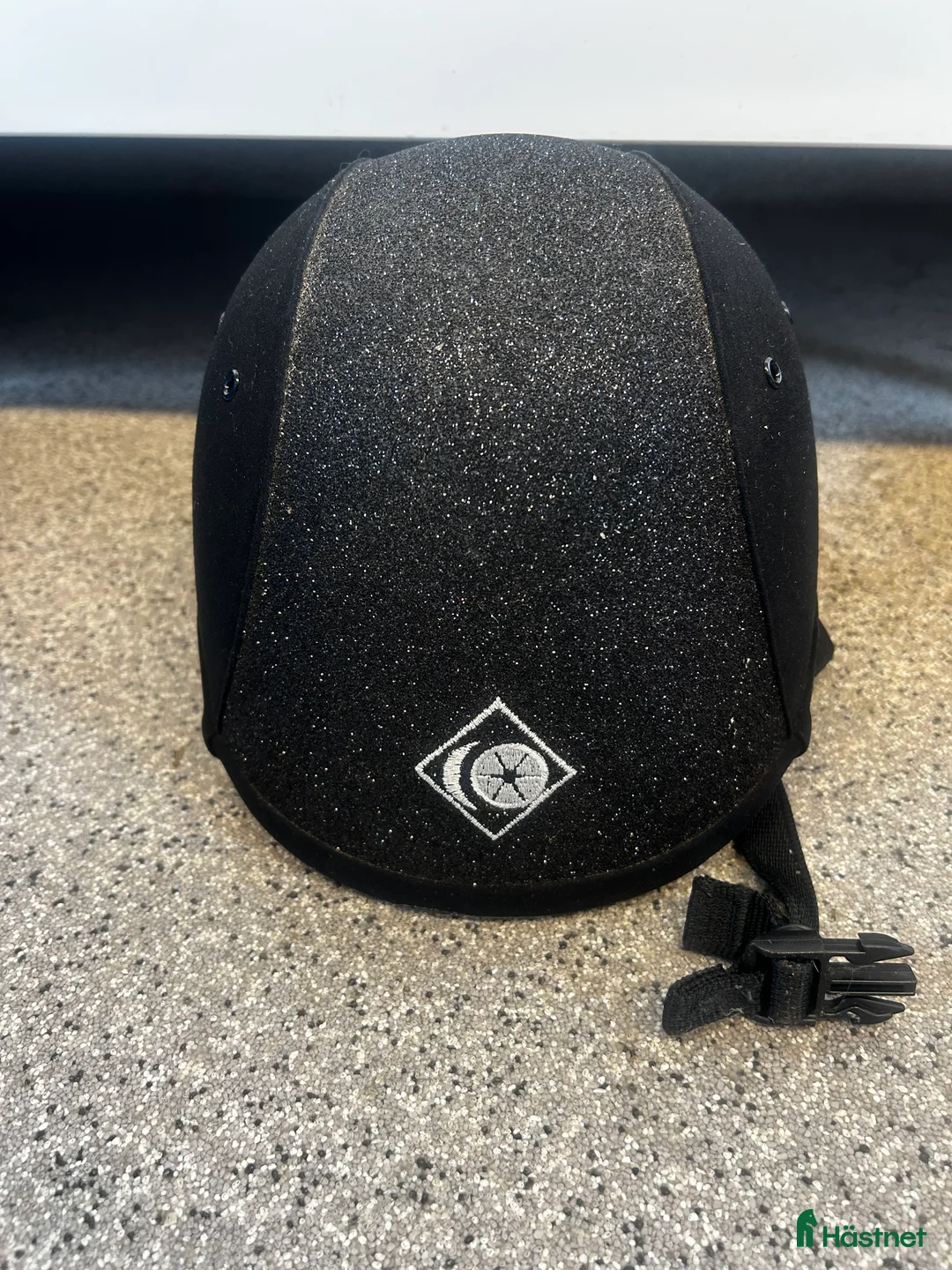 Hjälmar ryttarutrustning till salu: Ridhjälm Charles Owen, tävlingskavaj GPA, Equipage i Enköping - Annons 2