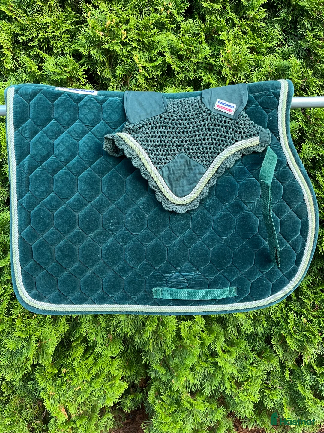 Schabrak & Vojlockar hästutrustning till salu: Schabrak och mössa John Whitaker i Knivsta - Annons 1