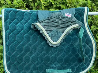 Schabrak & Vojlockar hästutrustning Schabrak och mössa John Whitaker i Knivsta - Annons 5