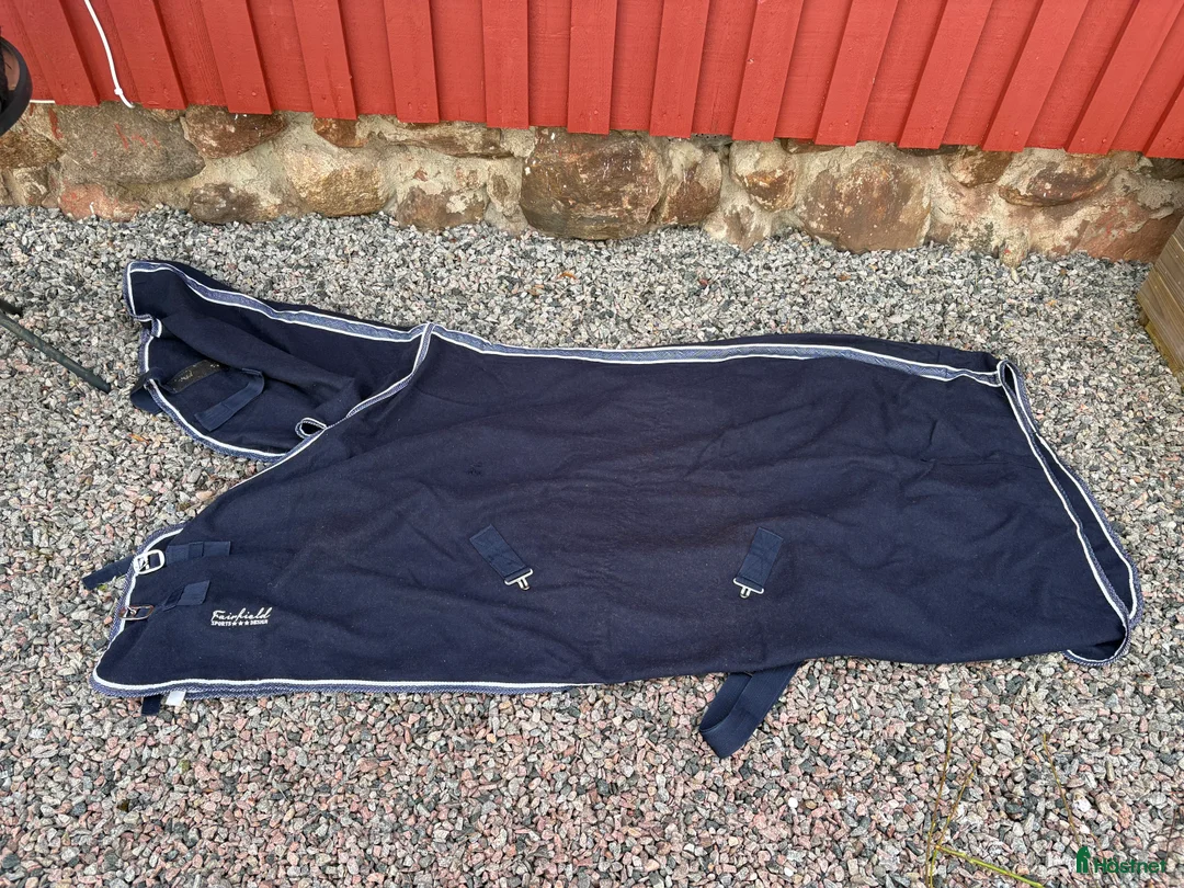 Täcken hästutrustning till salu: Täcken, bandage och transportskydd - Annons 2