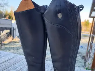 Ridstövlar ryttarutrustning till salu: Nya läderridstövlar Mountain horse i Vänersborg - Annons 1