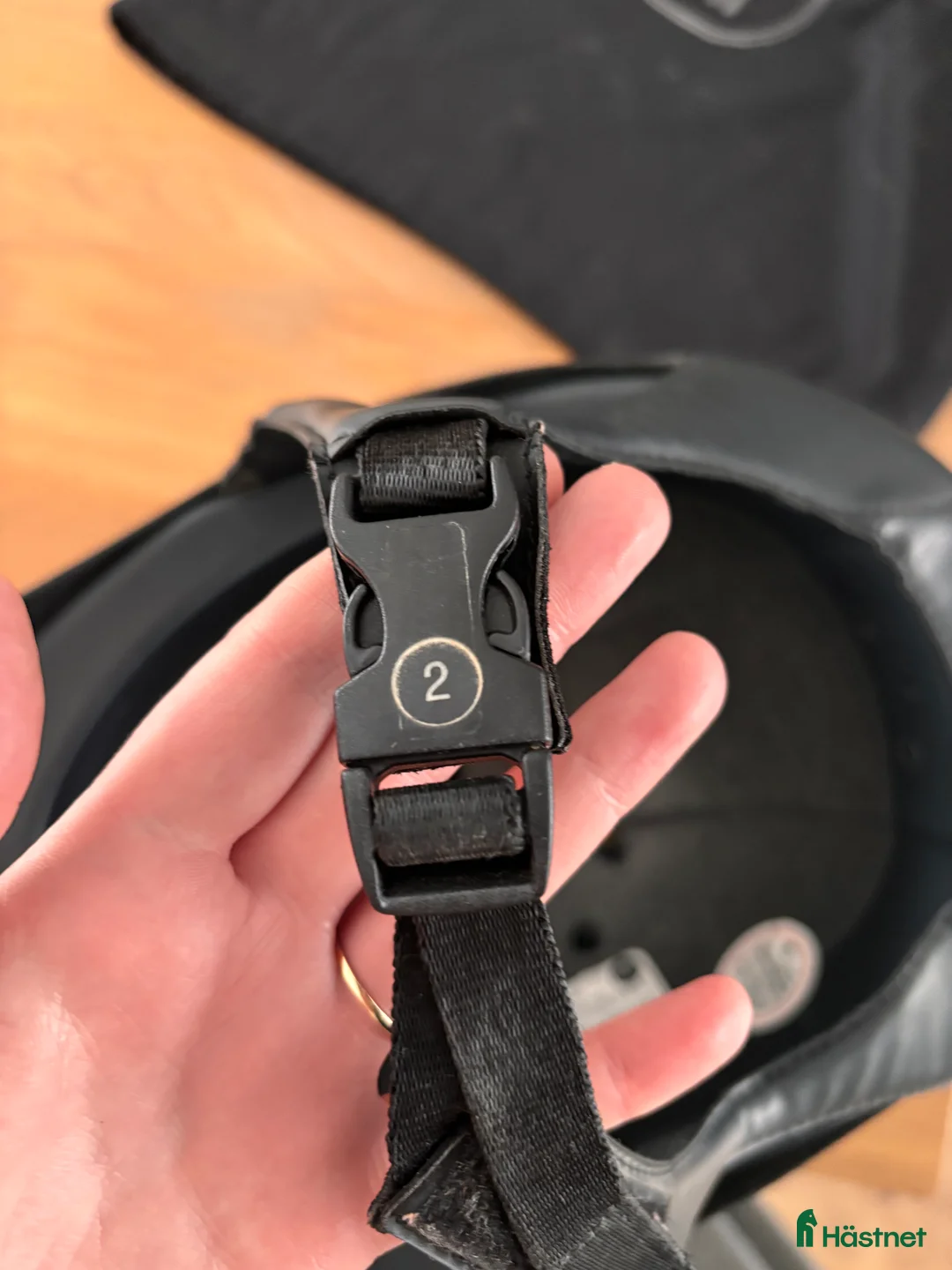 Hjälmar ryttarutrustning till salu: One K ridhjälm i Ringarum - Annons 5