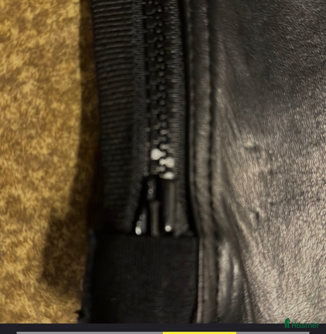 Övrig Ryttarutrustning ryttarutrustning till salu: Svarta shortchaps i läder från Horze i Torsåker - Annons 2