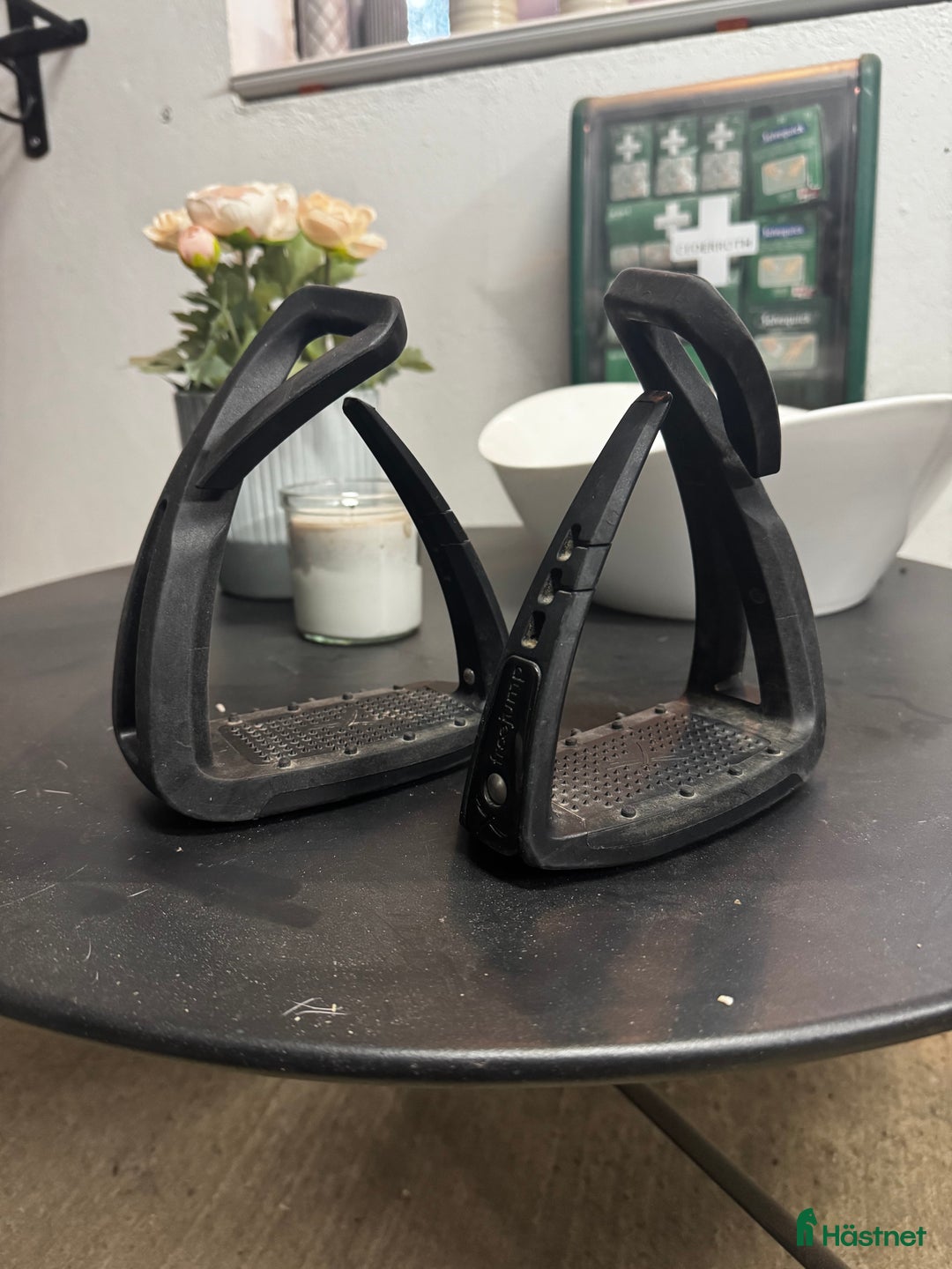 Stigbyglar hästutrustning till salu: Freejump stigbyglar  i Malmköping - Annons 1