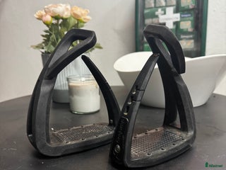 Stigbyglar hästutrustning till salu: Freejump stigbyglar i Malmköping - Annons 1