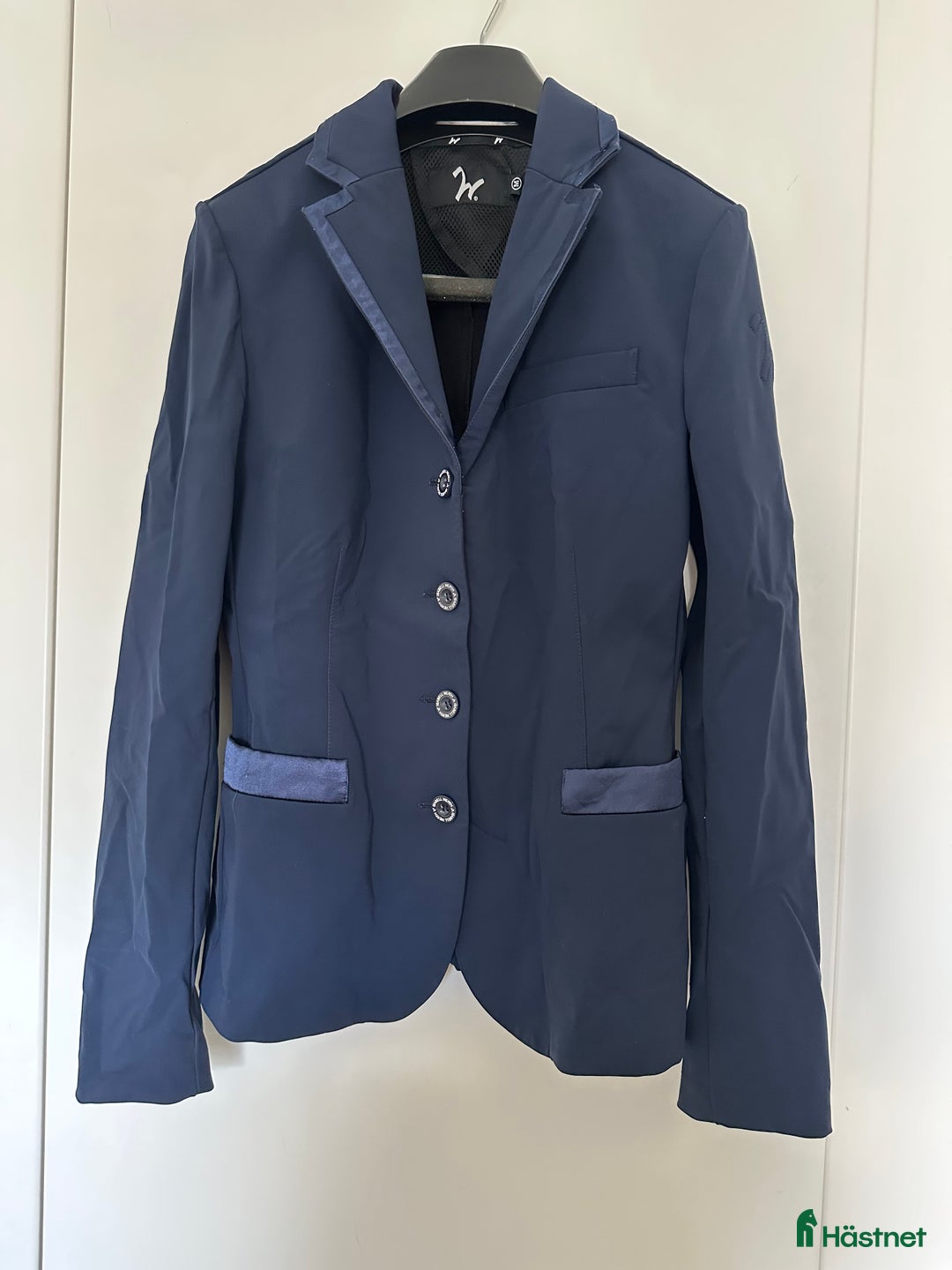 Jackor & Kavajer ryttarutrustning till salu: Tävlingskavaj Isabell Werth i Uppsala - Annons 1