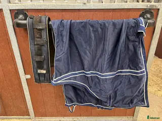 Övrig Travutrustning trav till salu: Selunderlägg och täcke marinblått i Gävle - Annons 4