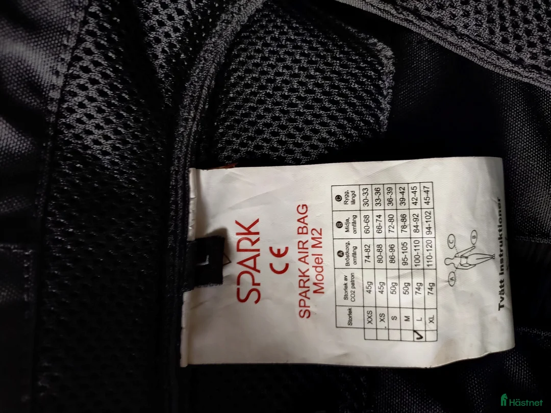 Säkerhetsvästar ryttarutrustning till salu: EQ3 Spark Air Vest i Katrineholm - Annons 3