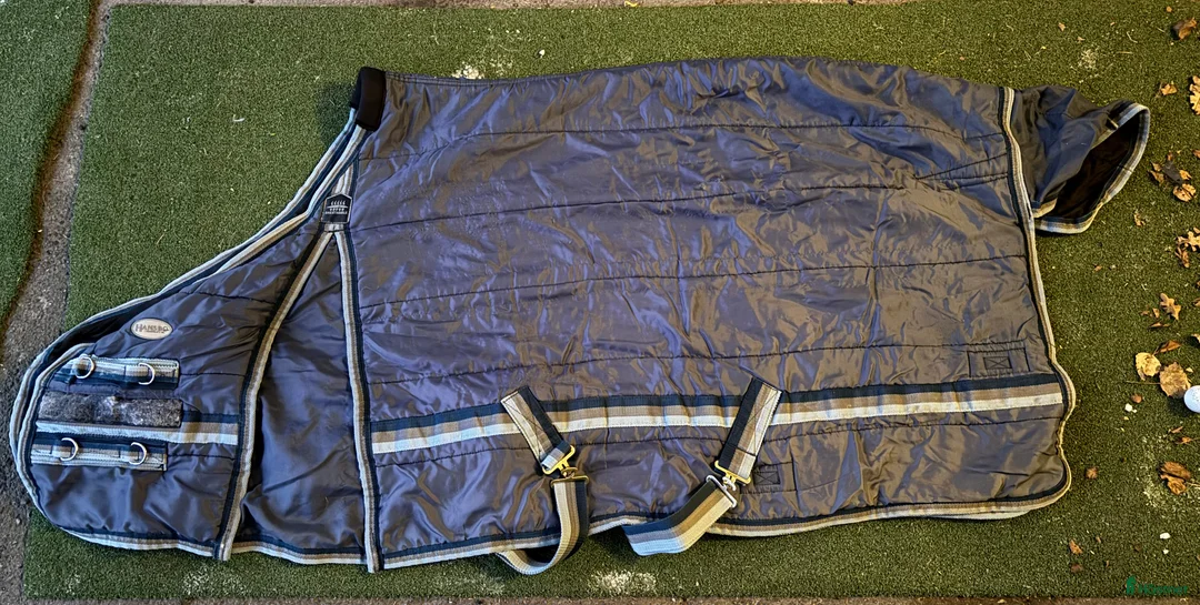 Täcken hästutrustning till salu: Stalltäcke/termoräcke i Norrtälje - Annons 1