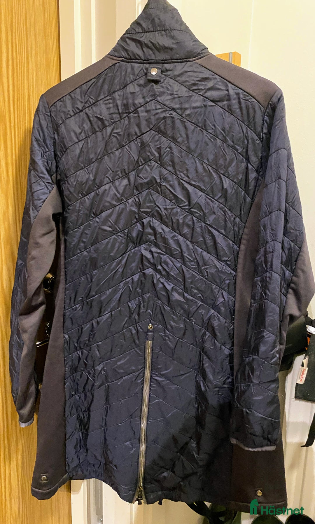 Jackor & Kavajer ryttarutrustning till salu:  Uhip Wool Hybrid Liner Mid Coat 2.0 Navy i Falun - Annons 3