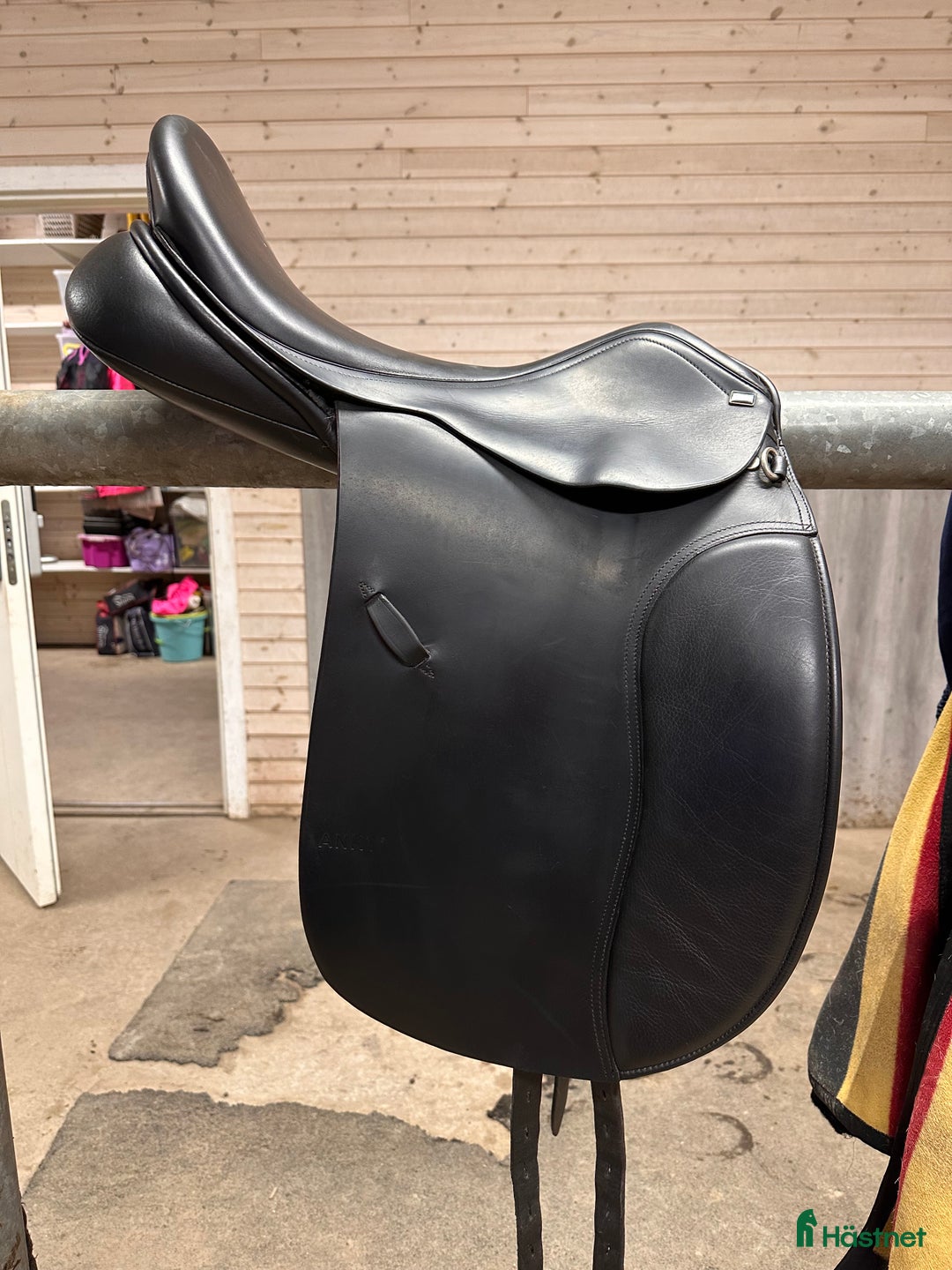 Sadlar hästutrustning till salu: 18” vid bom dressyr  i Borlänge - Annons 1
