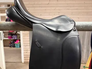 Sadlar hästutrustning till salu: 18” vid bom dressyr i Borlänge - Annons 2