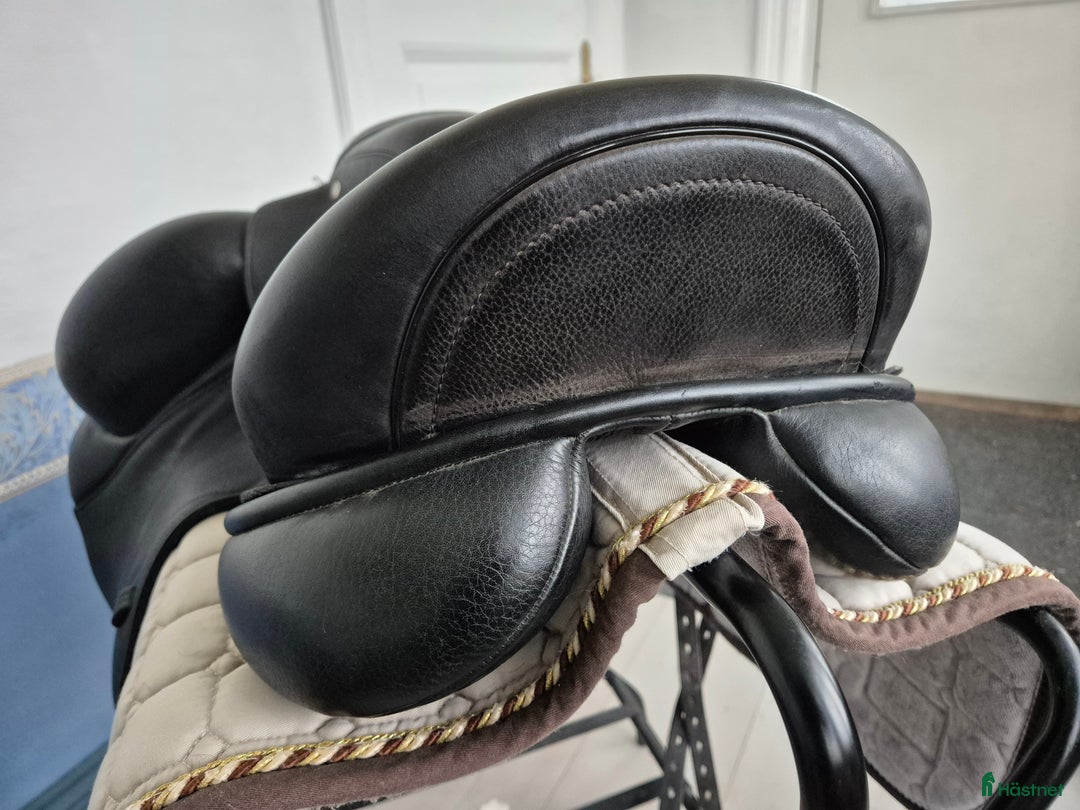 Sadlar hästutrustning till salu: Dressyrsadel i fint skick  i Skultuna - Annons 4