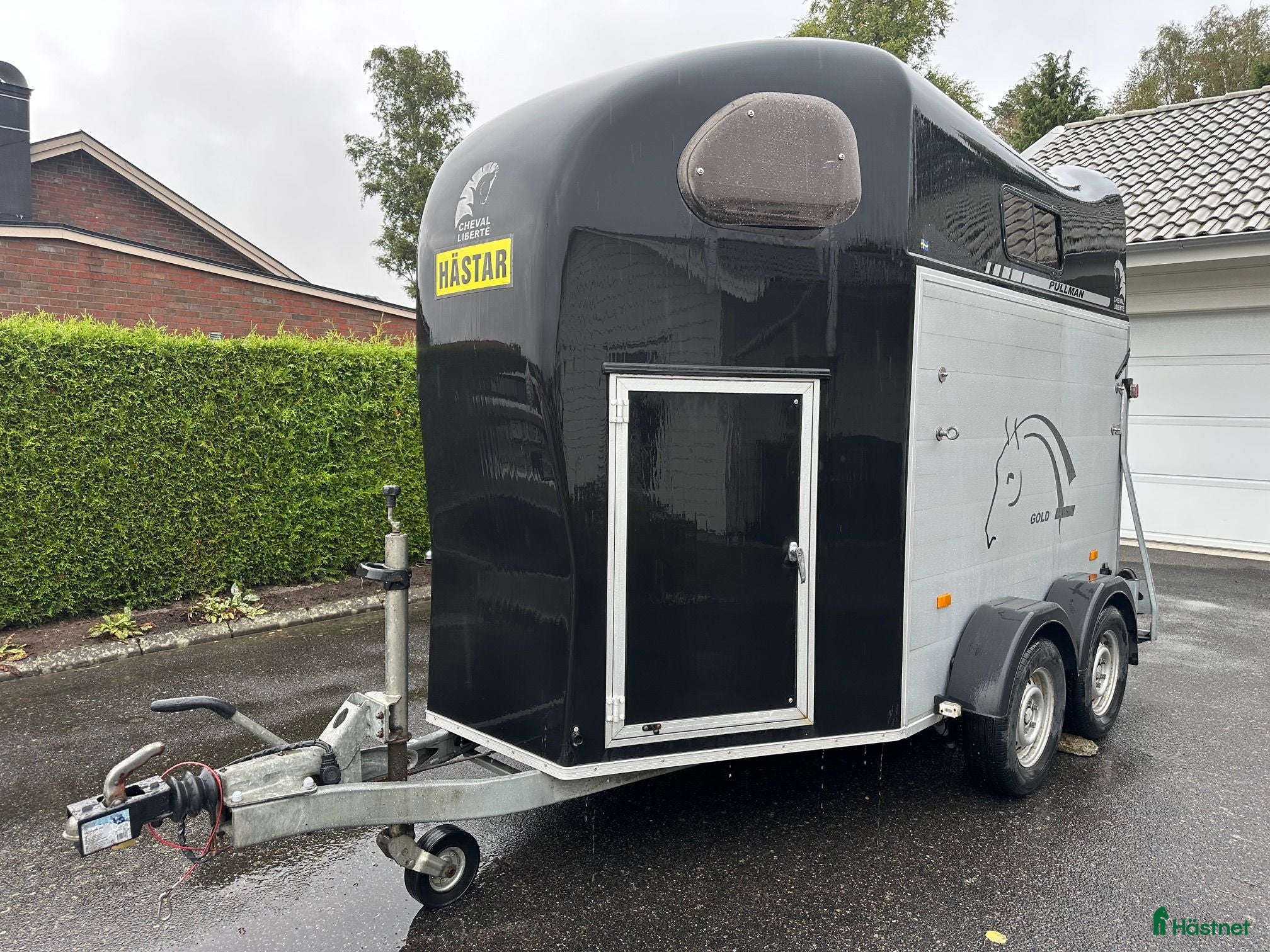 Hästtransporter  fordon & transport till salu: Mycket fin hästtransport med sadelkammare - Annons 1