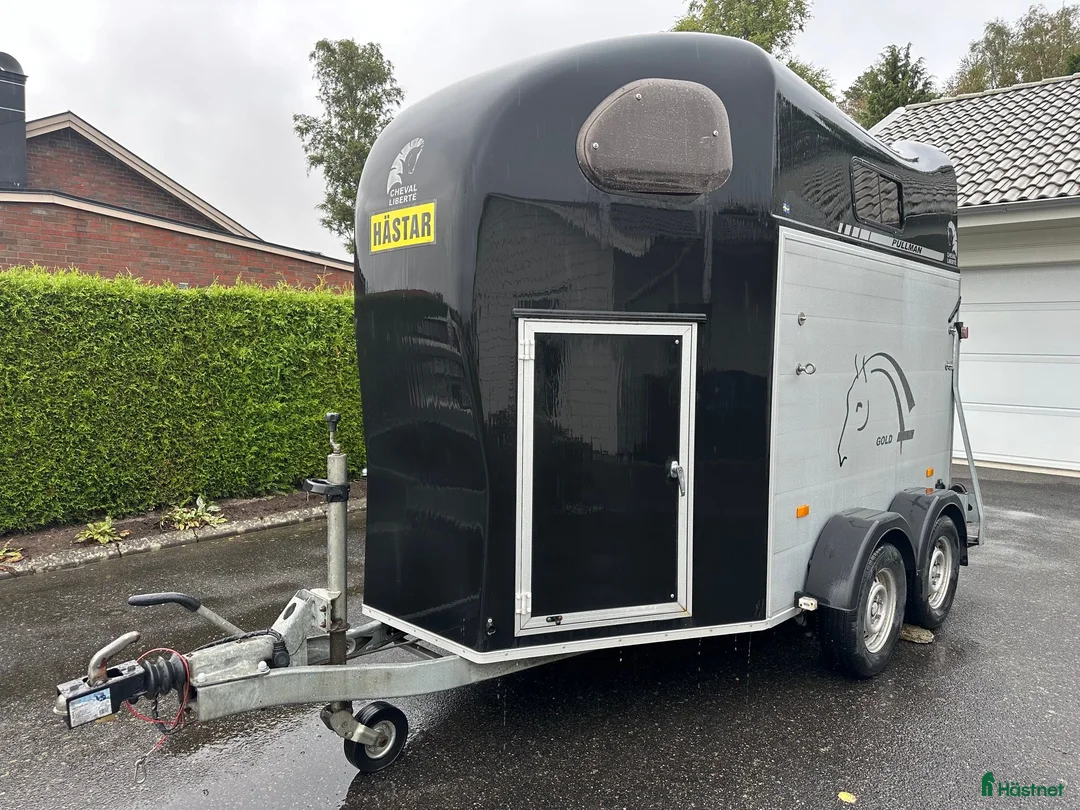 Hästtransporter  fordon & transport till salu: Mycket fin hästtransport med sadelkammare i Kungälv - Annons 1