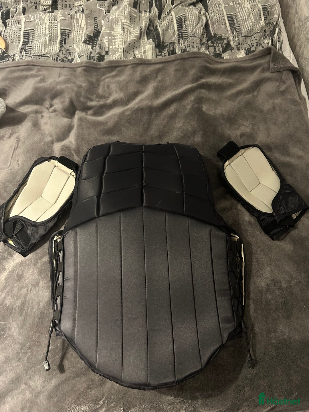 Säkerhetsvästar ryttarutrustning till salu:  Racesafe vuxen med axelskydd Nästan ny i Vendelsö - Annons 2