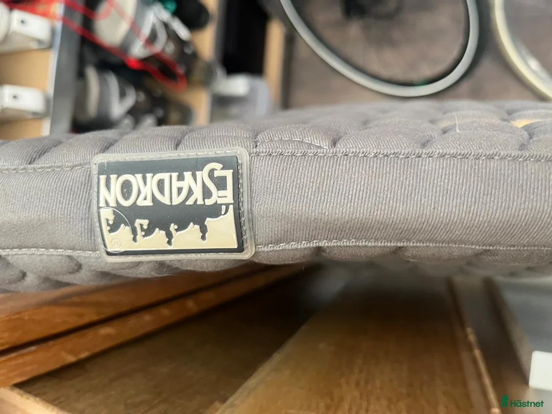 Schabrak & Vojlockar hästutrustning till salu: Eskadron schabrak med logga  i Saltsjö-Boo - Annons 2