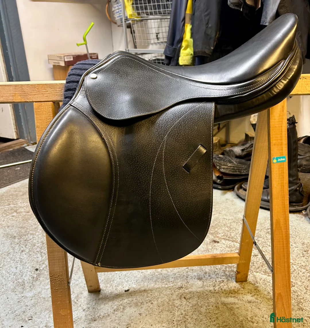 Sadlar hästutrustning till salu: Riktigt fin knights sadel   i Åkersberga - Annons 2